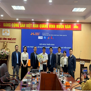 Đại diện Phòng Đào tạo tặng hoa và chụp ảnh lưu niệm với doanh nghiệp trong chương trình thực tập tốt nghiệp